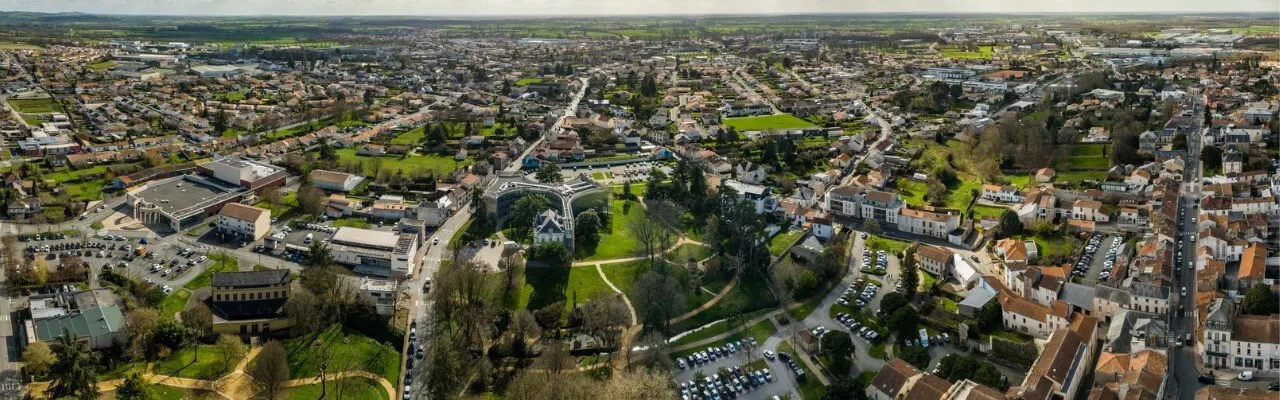 Vue aérienne ville proche Puy du Fou